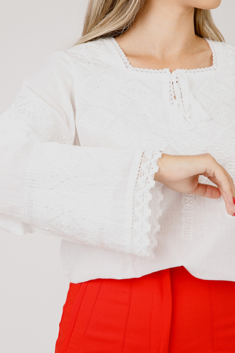 Ie traditionala alba cu motiv geometric alb Ava 01 [2]