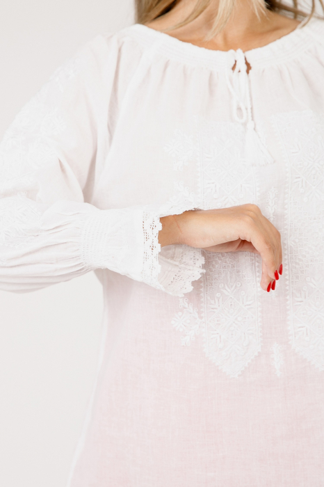 Ie traditionala alba cu motiv geometric alb Eva 02 [2]