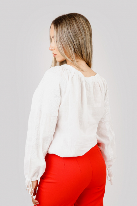 Ie traditionala alba cu motiv geometric alb Gratiela 02 [3]