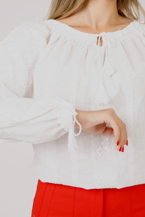 Ie traditionala alba cu motiv geometric alb Gratiela 02 [2]