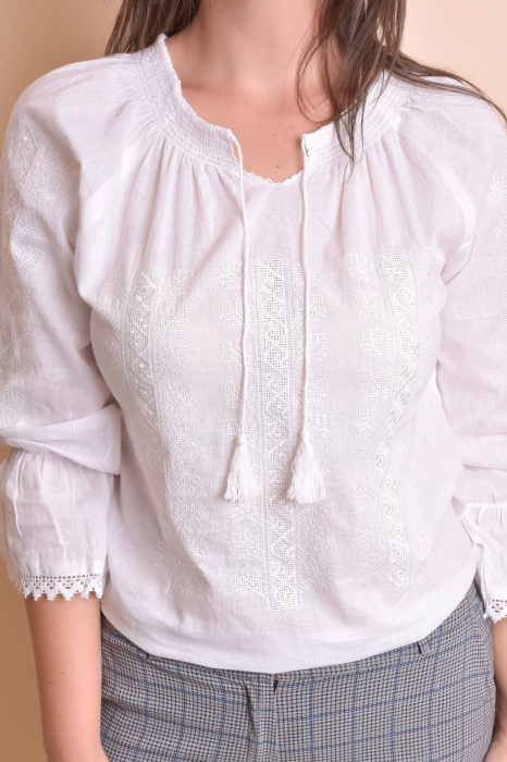 Ie traditionala alba cu motiv geometric alb Valeria [2]