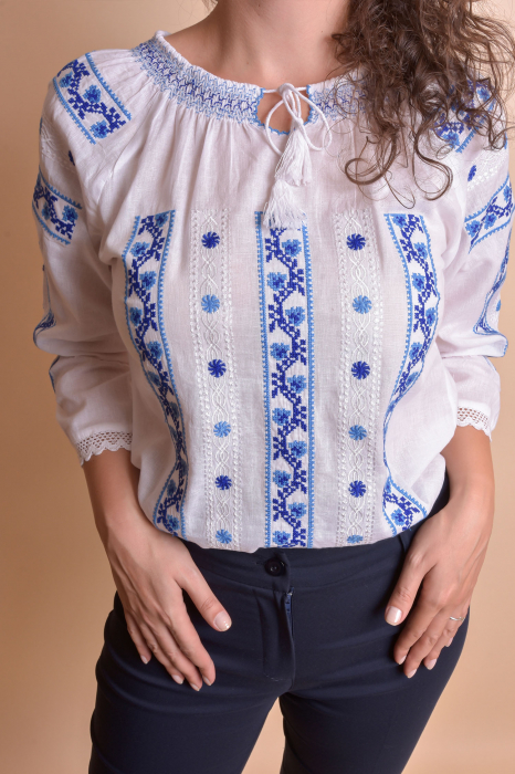 Ie traditionala alba cu motiv geometric albastru Sonia 02 [2]