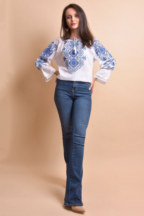 Ie traditionala alba cu motiv geometric albastru Ligia 03 [3]