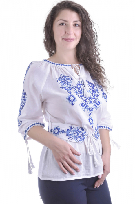 Ie traditionala alba cu motiv geometric albastru Cristiana 02 [2]