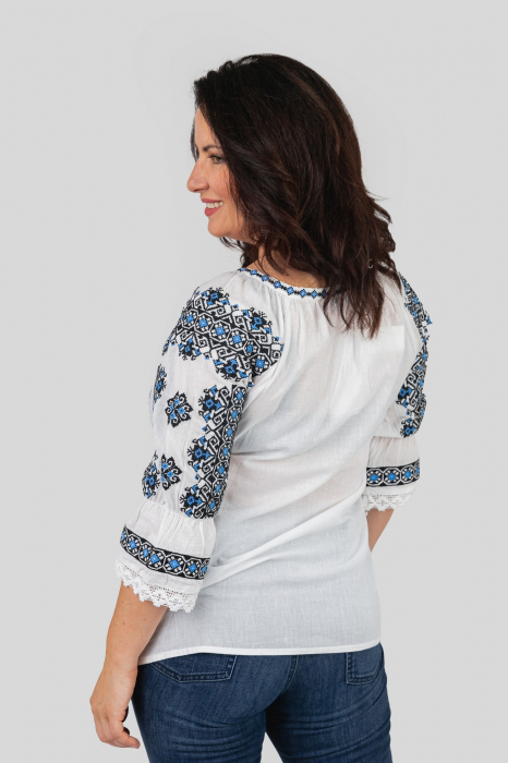 Ie traditionala alba cu motiv geometric albastru Anne 03 [3]