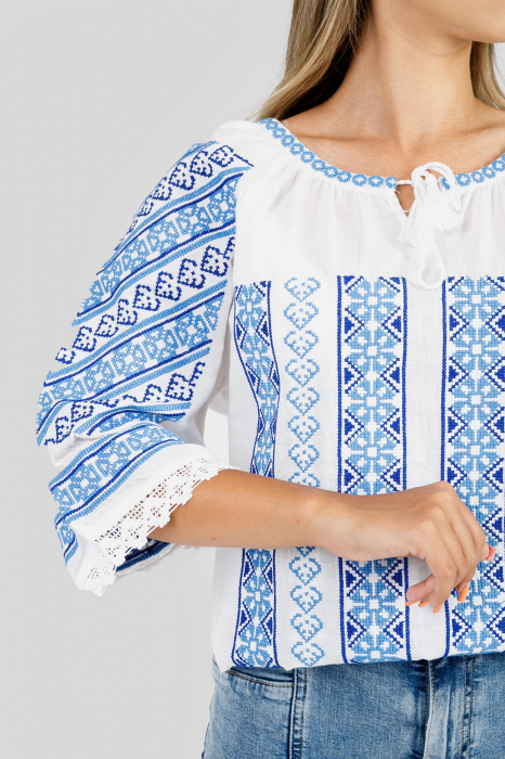 Ie traditionala alba cu motiv geometric albastru Aurora 01 [2]