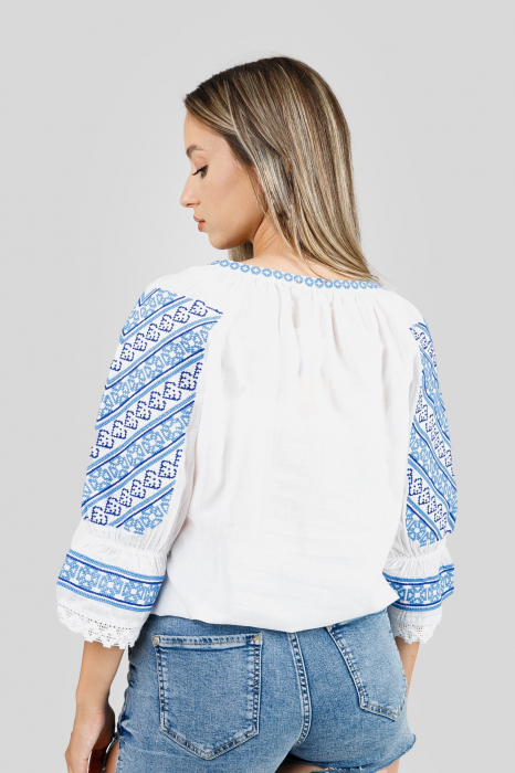 Ie traditionala alba cu motiv geometric albastru Aurora 01 [3]