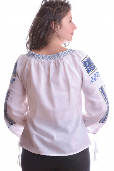 Ie traditionala alba cu motiv geometric albastru Ileana 02 [3]
