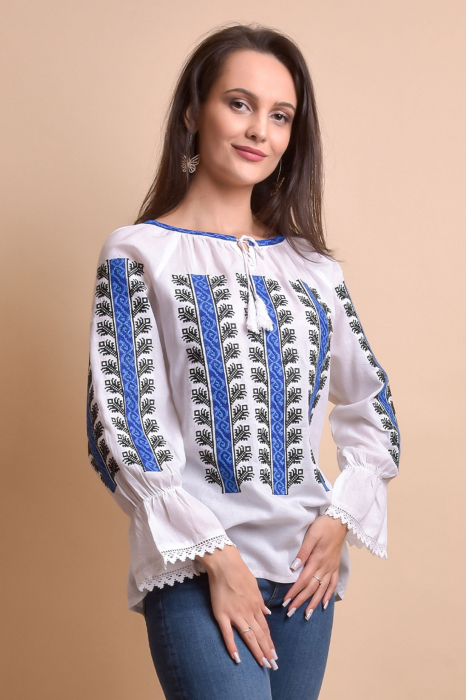 Ie traditionala alba cu motiv geometric albastru Cezara 01 [5]