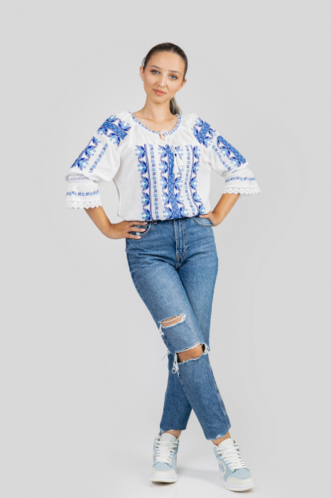 Ie traditionala alba cu motiv geometric albastru Despina 03 [4]