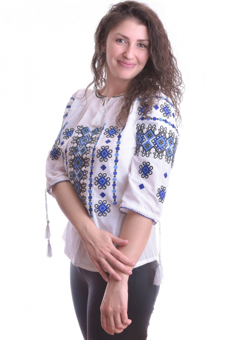 Ie traditionala alba cu motiv geometric albastru Dorina 02 [2]