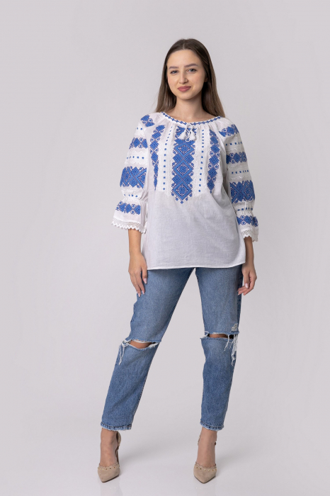 Ie traditionala alba cu motiv geometric albastru Ernestina 01 [4]
