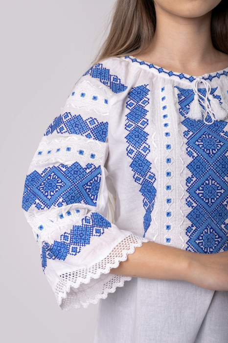 Ie traditionala alba cu motiv geometric albastru Ernestina 01 [2]