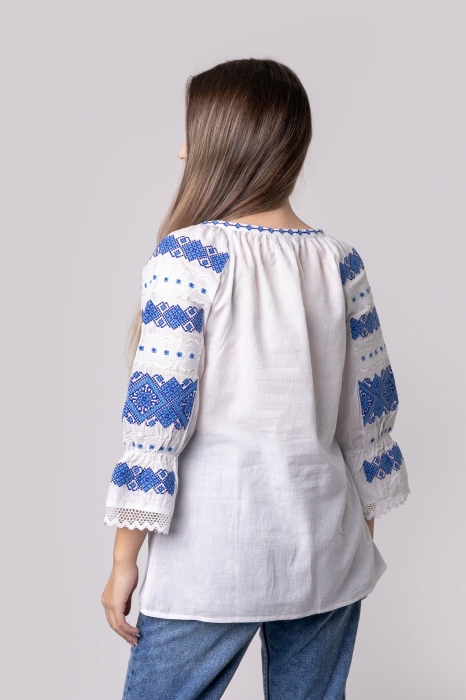 Ie traditionala alba cu motiv geometric albastru Ernestina 01 [3]