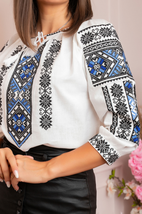 Ie traditionala alba cu motiv geometric albastru Ingrid 02 [2]