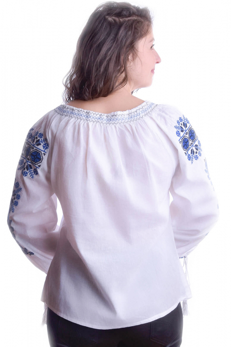 Ie traditionala alba cu motiv geometric albastru Petra 02 [3]