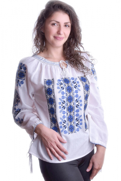 Ie traditionala alba cu motiv geometric albastru Petra 02 [2]