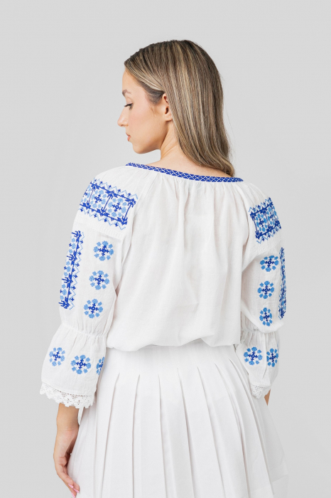 Ie traditionala alba cu motiv geometric albastru Lorelai 01 [3]
