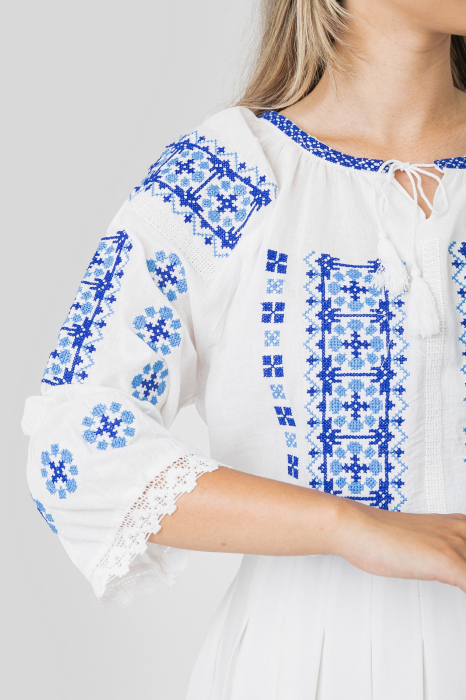 Ie traditionala alba cu motiv geometric albastru Lorelai 01 [2]