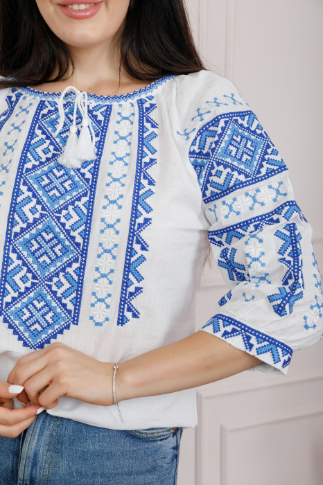 Ie traditionala alba cu motiv geometric albastru Lorena 01 [2]