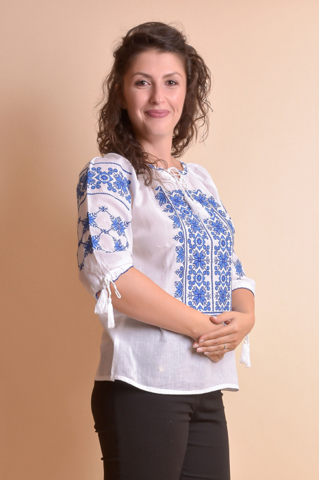 Ie traditionala alba cu motiv geometric albastru Anica 02 [3]