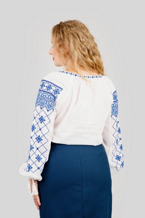 Ie traditionala alba cu motiv geometric albastru Luiza 03 [3]