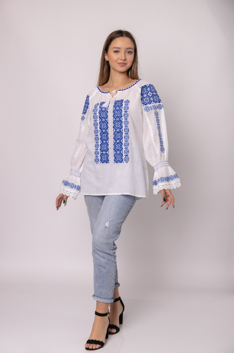 Ie traditionala alba cu motiv geometric albastru Costina 03 [4]