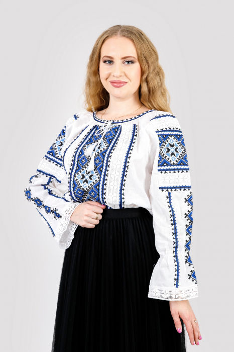 Ie traditionala alba cu motiv geometric albastru Paraschiva 04 - maneca lunga