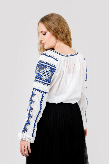 Ie traditionala alba cu motiv geometric albastru Paraschiva 04 - maneca lunga [3]