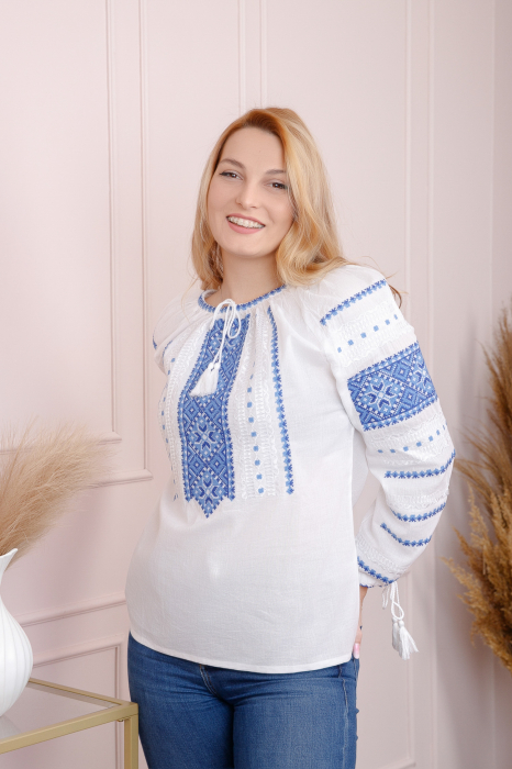 Ie traditionala alba cu motiv geometric albastru Paraschiva 08 [3]