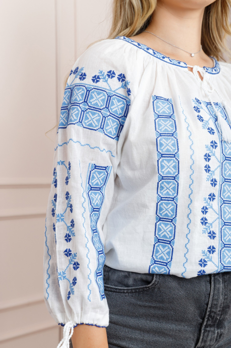 Ie traditionala alba cu motiv geometric albastru Petra 04 [2]