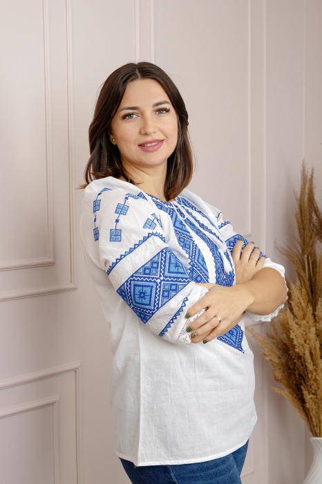 Ie traditionala alba cu motiv geometric albastru Ramona 01 [3]