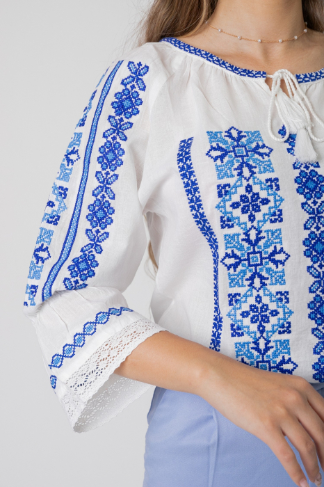 Ie traditionala alba cu motiv geometric albastru Sara 02 [2]
