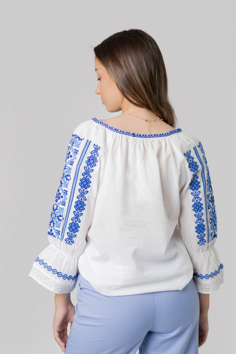 Ie traditionala alba cu motiv geometric albastru Sara 02 [3]