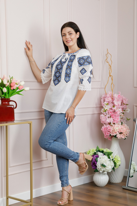 Ie traditionala alba cu motiv geometric albastru Sidonia [4]