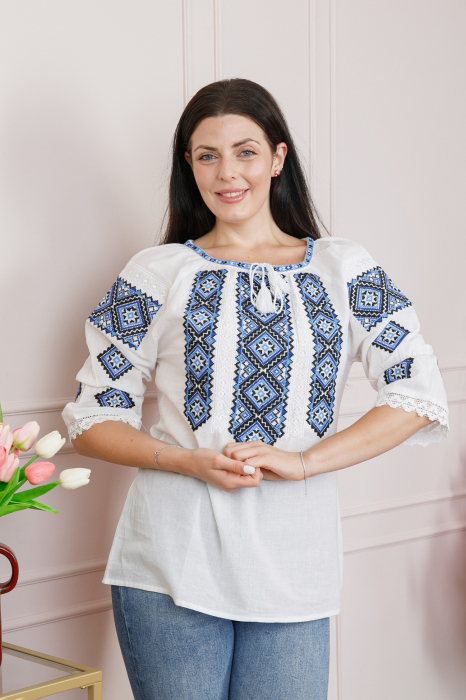 Ie traditionala alba cu motiv geometric albastru Sidonia [3]