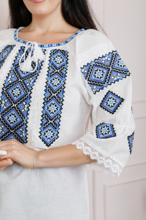 Ie traditionala alba cu motiv geometric albastru Sidonia [2]