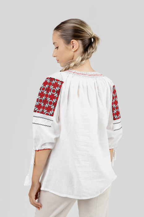 Ie traditionala alba cu motiv geometric rosu Silvia 05 [3]