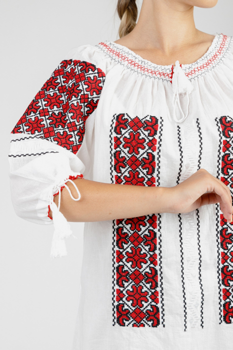 Ie traditionala alba cu motiv geometric rosu Silvia 05 [2]