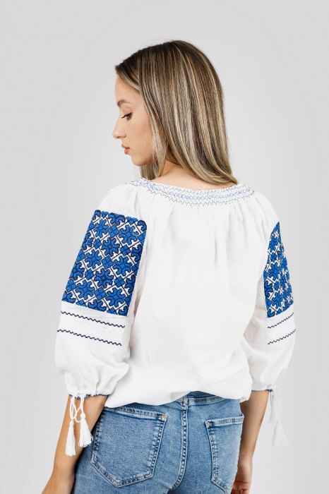 Ie traditionala alba cu motiv geometric albastru Silvia 04 [3]