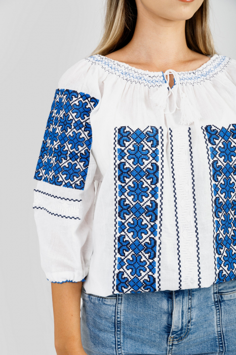 Ie traditionala alba cu motiv geometric albastru Silvia 04 [2]