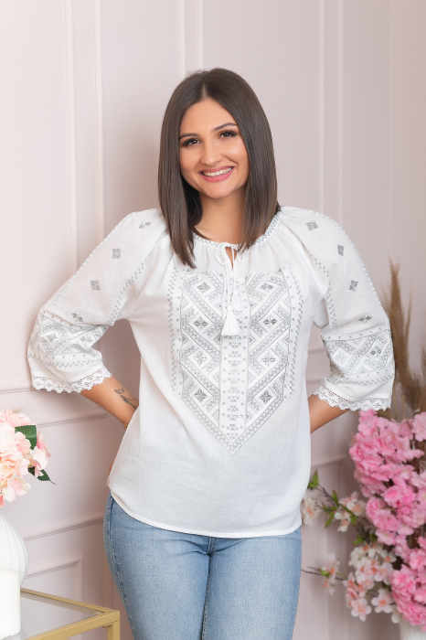 Ie traditionala alba cu motiv geometric argintiu Alisa
