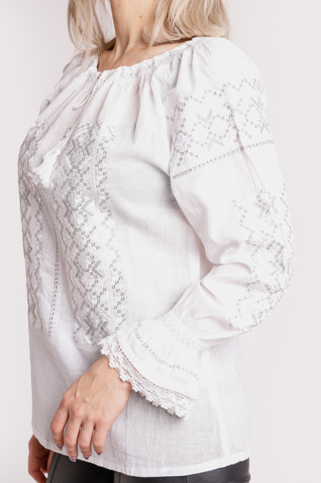 Ie traditionala alba cu motiv geometric argintiu Celia 02 [2]