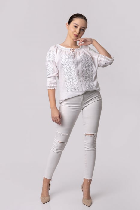 Ie traditionala alba cu motiv geometric argintiu Celia 01 [4]