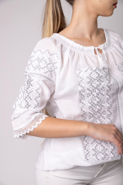 Ie traditionala alba cu motiv geometric argintiu Celia 01 [2]