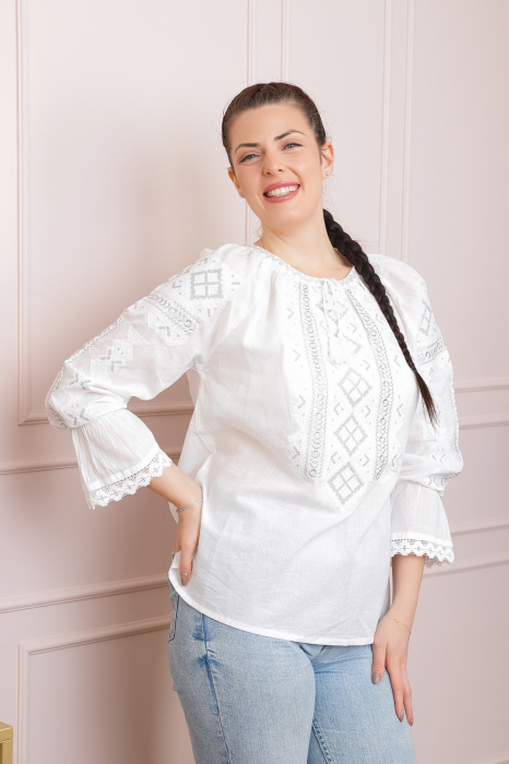 Ie traditionala alba cu motiv geometric argintiu Constanta 03 - maneca lunga [3]