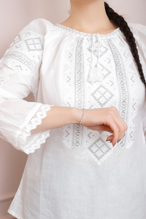 Ie traditionala alba cu motiv geometric argintiu Constanta 03 - maneca lunga [2]