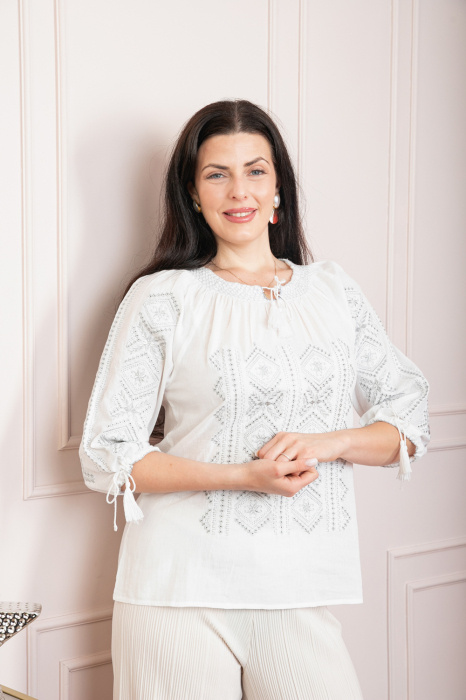 Ie traditionala alba cu motiv geometric argintiu Emanuela [7]