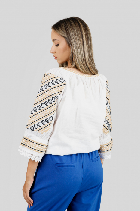 Ie traditionala alba cu motiv geometric auriu Aurora 03 [3]