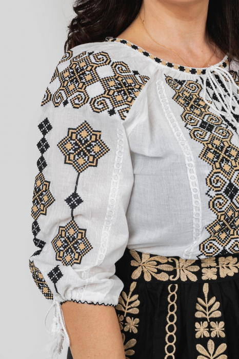 Ie traditionala alba cu motiv geometric auriu Hermina 01 [2]
